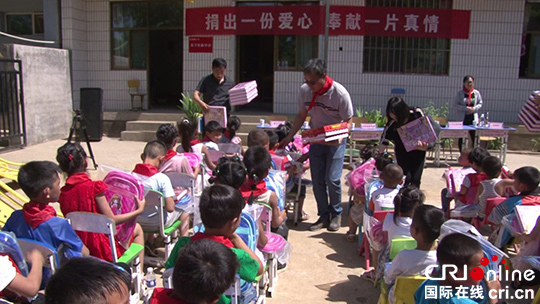 河北政法职业职业学院扶贫工作组在保定市阜平县东下庄村组织捐赠活动