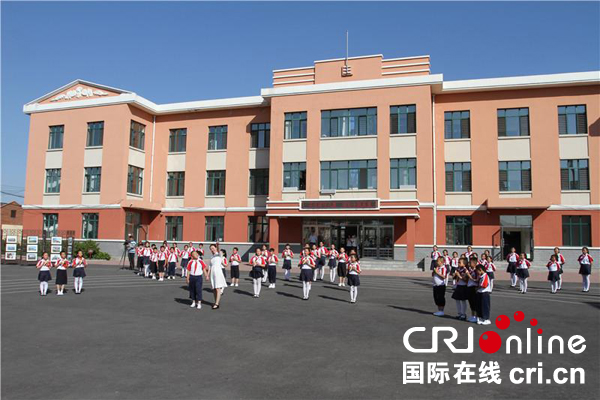 孙东生到哈尔滨市阿城区东方红学校看望慰问留守儿童