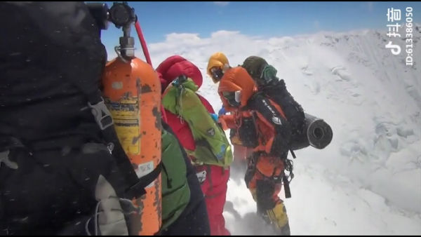 69岁残疾老人5次攀珠峰 用抖音记录自己如何“扼住命运的咽喉”