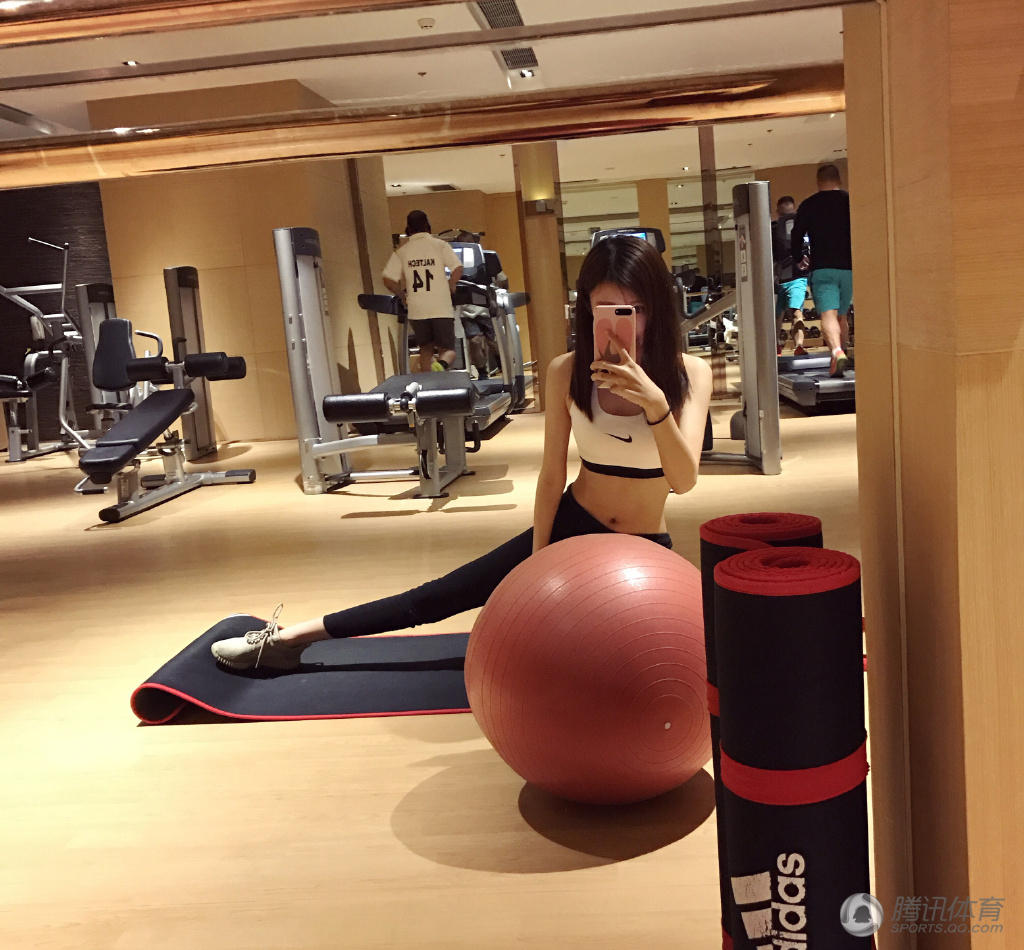 邹正女友健身房大秀香肩蜂腰邹正女友美腿逆天邹正的女友是一名旅美