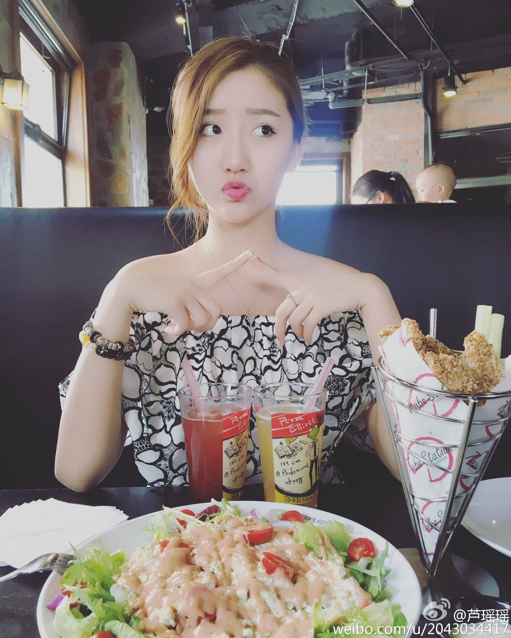 王上源女友撒狗粮秀恩爱长腿逆天