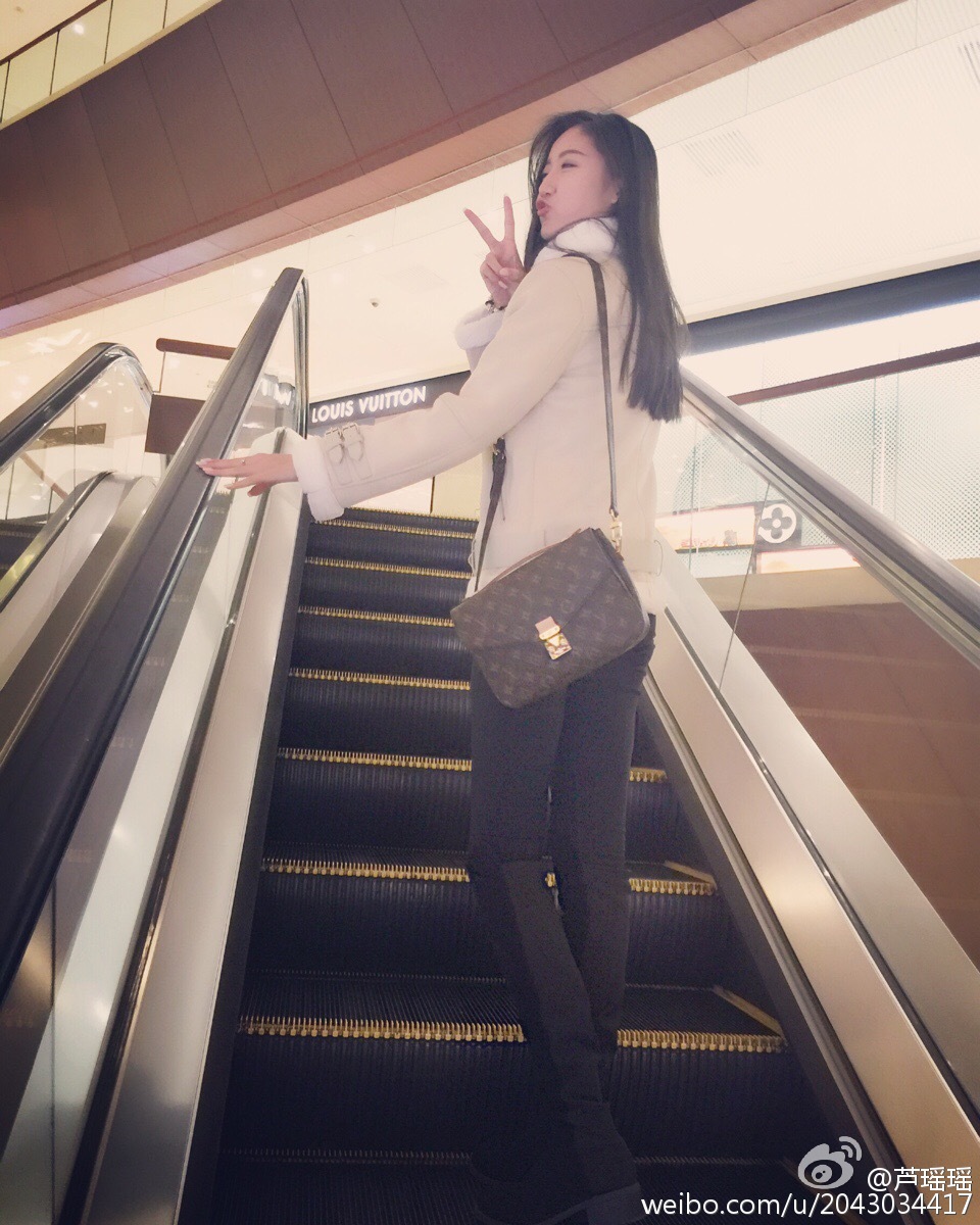 王上源女友"撒狗粮"秀恩爱 长腿逆天