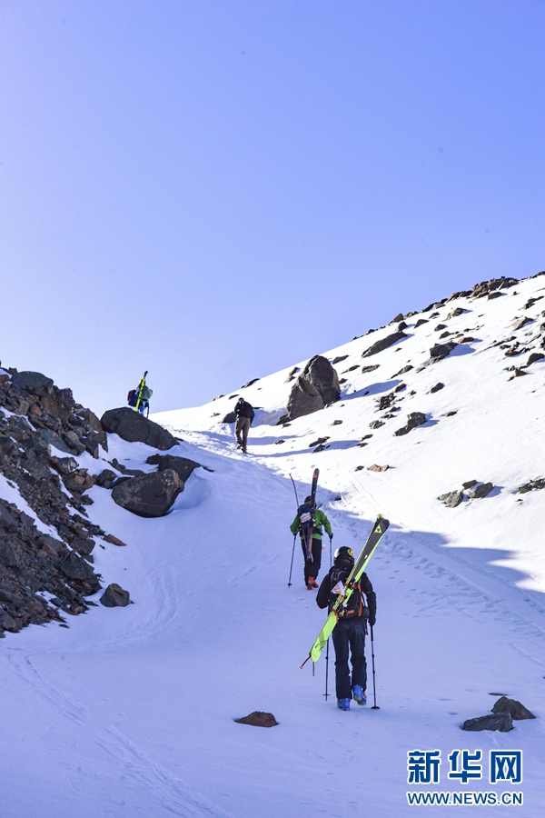 青海岗什卡世界滑雪登山大师赛：海拔4500米的对决