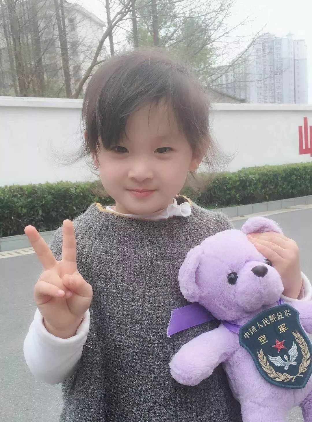 军人爸爸是祖国的脊梁   虽然爸爸离开了家乡         我的爸爸,我