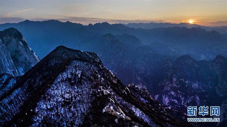 晚霞中的西嶽華山