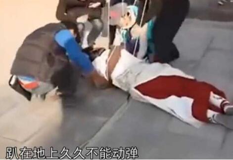 曝赵丽颖不拍戏就蹲着 真相让人超心疼