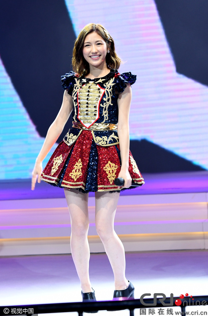 渡边麻友狂卖萌 挥手甜美露小粗腿腿型难看