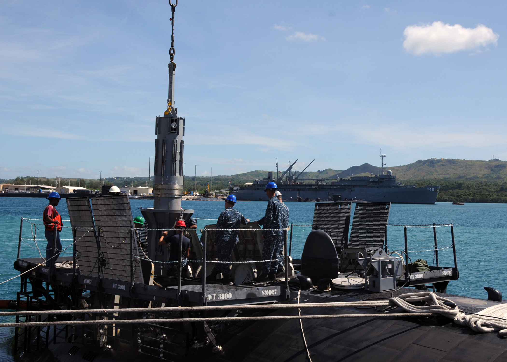 看美軍核潛艇如何安裝巡航導彈 看美軍核潛艇如何安裝巡航導彈