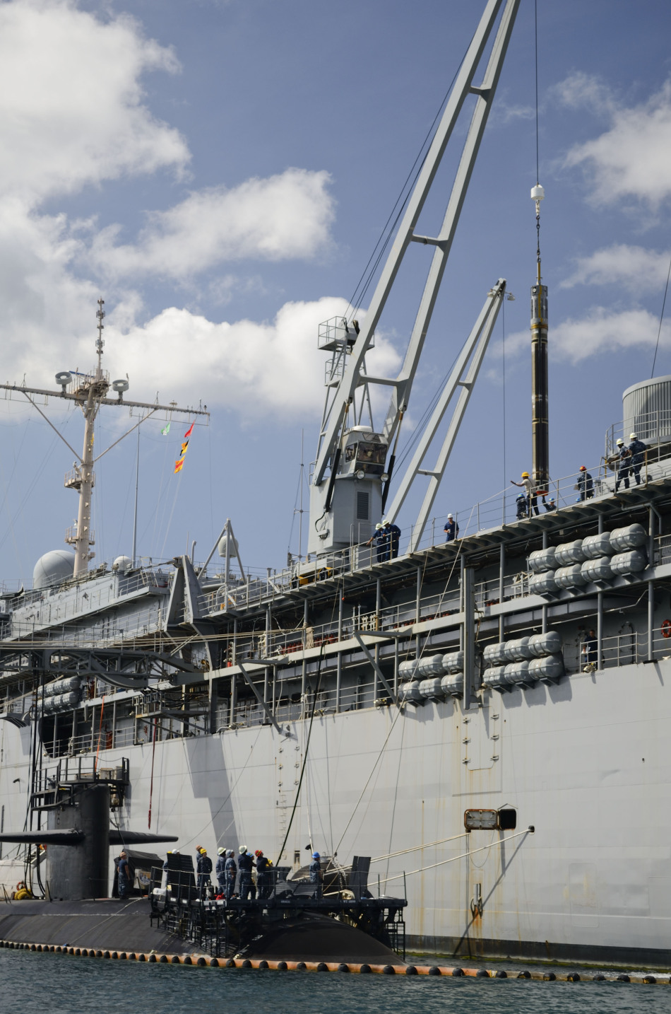 看美軍核潛艇如何安裝巡航導彈 看美軍核潛艇如何安裝巡航導彈