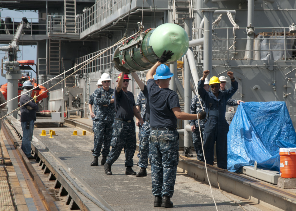 看美軍核潛艇如何安裝巡航導彈 看美軍核潛艇如何安裝巡航導彈