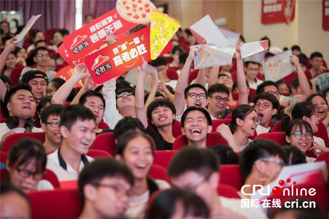 【原创】【已过审】【移动端-标题列表】【八桂大地-南宁】【焦点图】【热门文章】老师跳《海草舞》、送必胜客助学生高考“必胜” 【原创】【已过审】【移动端-标题列表】【八桂大地-南宁】【焦点图】【热门文章】老师跳《海草舞》、送必胜客助学生高考“必胜”