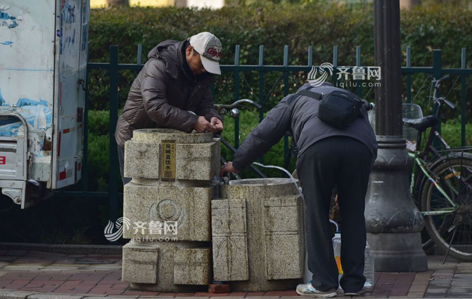 水桶水壶齐上阵 济南泉水直饮点变"免费水站(组图)