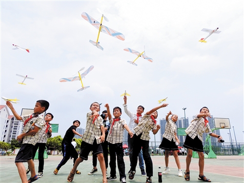[焦點圖、熱門文章、移動端]南寧市中小學生集結航模賽 展"特技"放飛"航天夢"