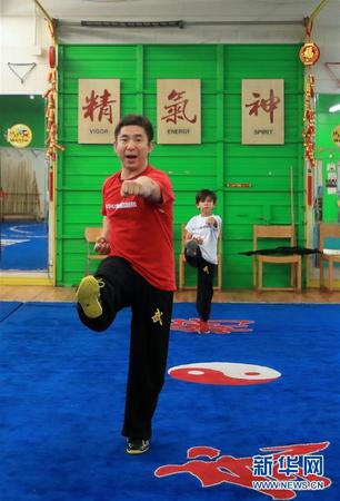 图为王伟(前)带着小学员训练(5月30日摄)。新华社记者 李颖 摄