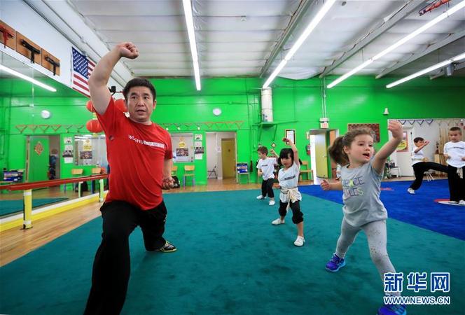 图为王伟(左)带着小学员训练(5月30日摄)。新华社记者 李颖 摄