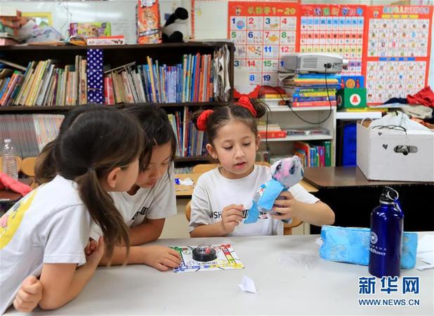 图为王天雅(右)在武术课后与朋友们玩耍(5月30日摄)。新华社记者 李颖 摄