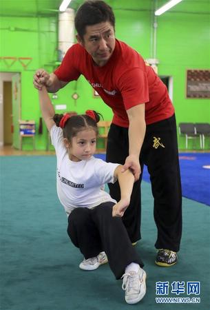 7岁的艾薇安达·王,一头金发,她有个中文名字王天雅