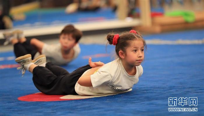 图为王天雅(前)在武术训练课上(5月30日摄)。新华社记者 李颖 摄