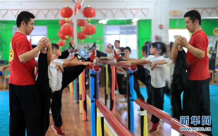 图为王天雅(左二)在父亲(左)的指导下训练(5月30日摄)。新华社记者 李颖 摄