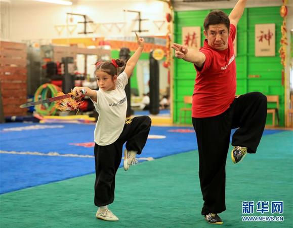 图为王天雅(左)在父亲的指导下训练(5月30日摄)。新华社记者 李颖 摄