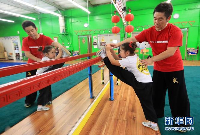 图为王天雅(左)在父亲的指导下训练(5月30日摄)。新华社记者 李颖 摄图为王天雅(左)在父亲的指导下训练(5月30日摄)。新华社记者 李颖 摄