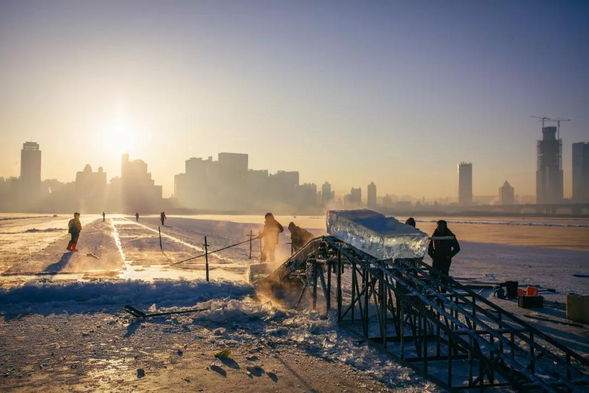 【黑龍江】【原創】萬人齊聚松花江畔 首屆哈爾濱採冰節歡樂啟幕