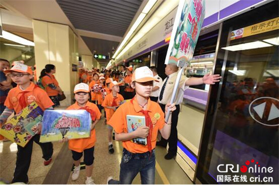 （供稿 教育列表 三吴大地南京 移动版）南京五十位少先队员携手特殊儿童走上幸福列车