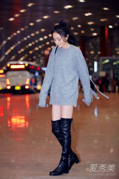 杨幂最新机场街拍 大衣配过膝靴不要太好看