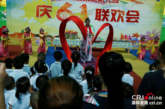 “温情六一 祝福永远” ——市县领导同正定县第三幼儿园共度儿童节