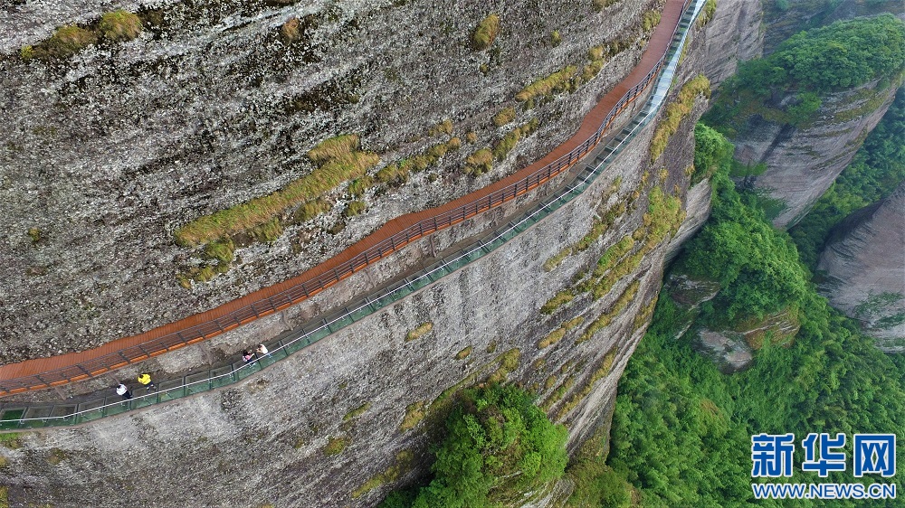 凌空漫步 航拍江西南武当山百米玻璃栈道