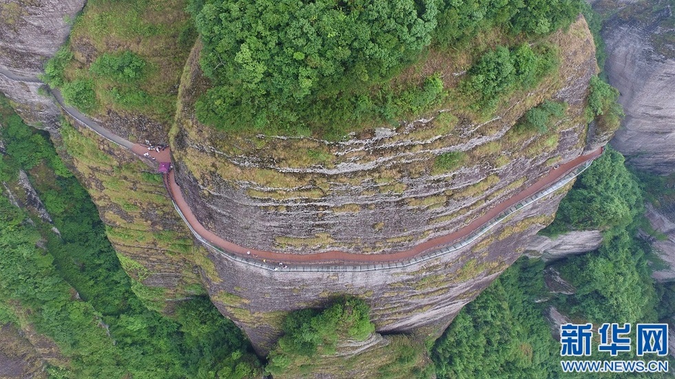 淩空漫步 航拍江西南武當山百米玻璃棧道