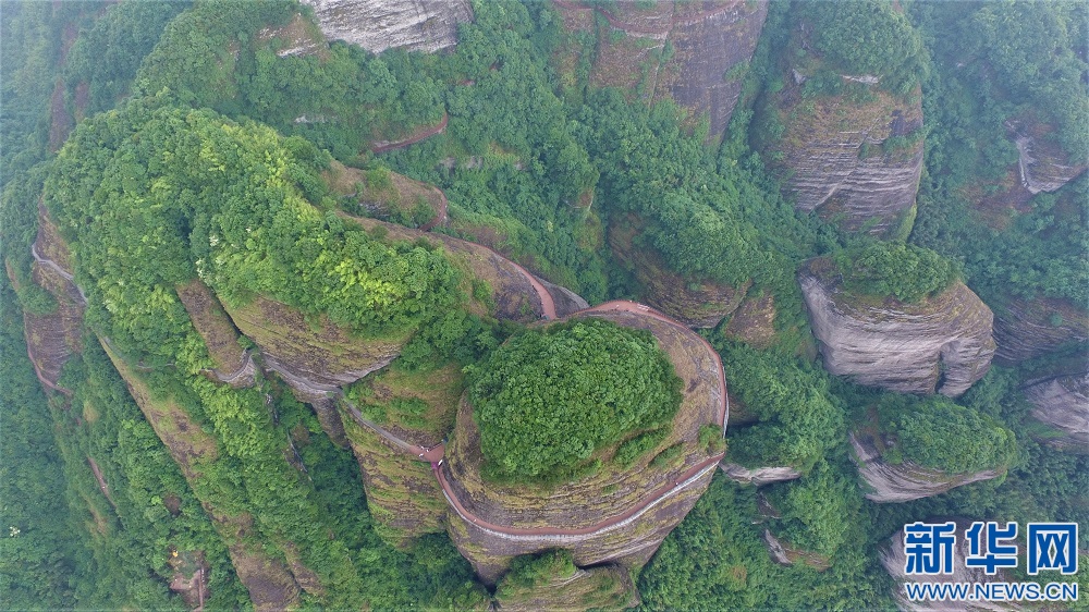 凌空漫步 航拍江西南武当山百米玻璃栈道