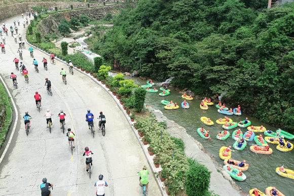 六百“铁人”黄腾峡大比拼 逾万游客加油助威