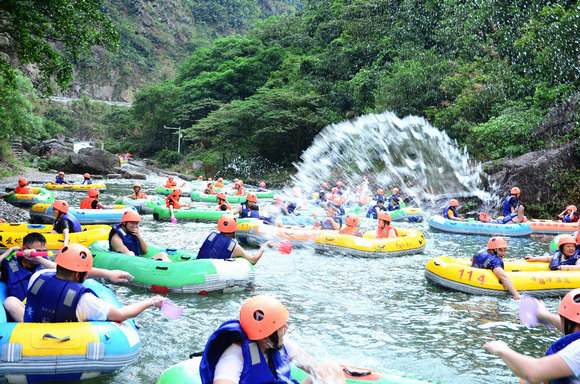 六百“铁人”黄腾峡大比拼 逾万游客加油助威