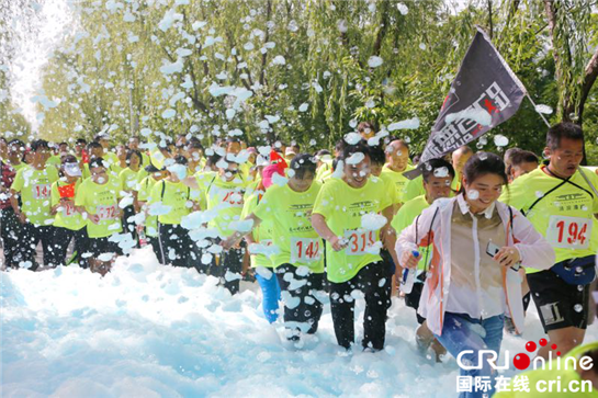 【三秦大地 西安+移动列表】泡泡跑活动在西安市灞桥生态湿地公园炫酷开跑