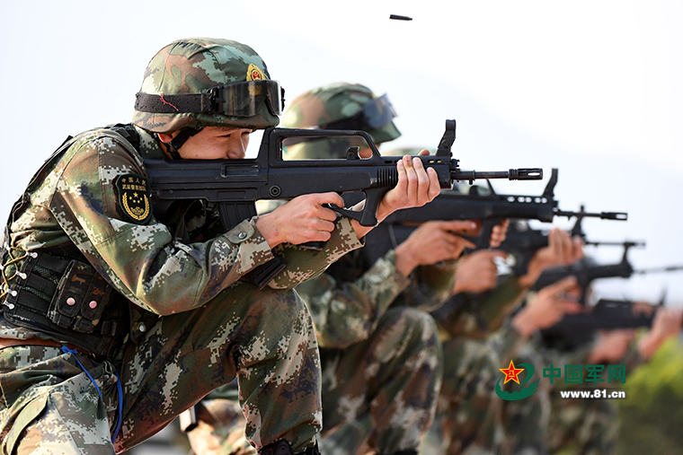 弹无虚发!武警特战队员越障射击大比拼(组图)
