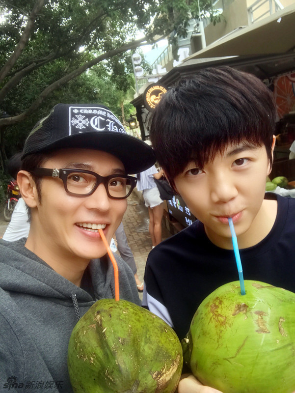 鲜肉长成张丹峰与爱子张镐濂同框似兄弟