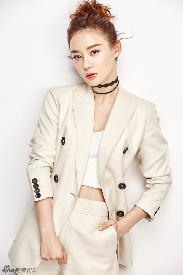 袁姗姗白西装配红唇极具魅力