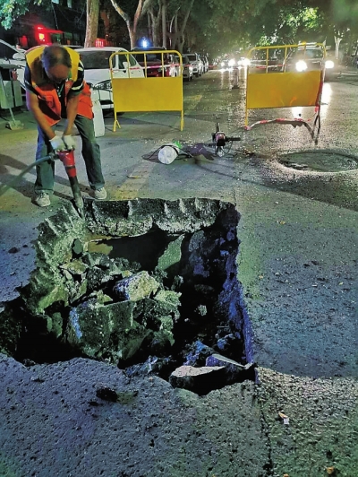 【汽車-文字列表】鄭州南陽路東風路口路面塌陷現深坑 修復需一兩天
