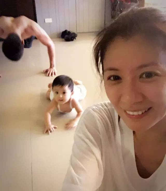 艺人贾静雯育有2个女儿梧桐妹,咘咘,日前又宣布怀孕喜讯,家里再添1位