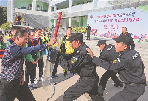 南宁市开展“青少年防暴恐伤害”安全教育主题活动