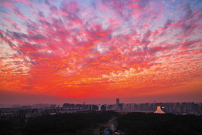 又见晚霞祥云铺满天，未来南宁将持续晴干天气