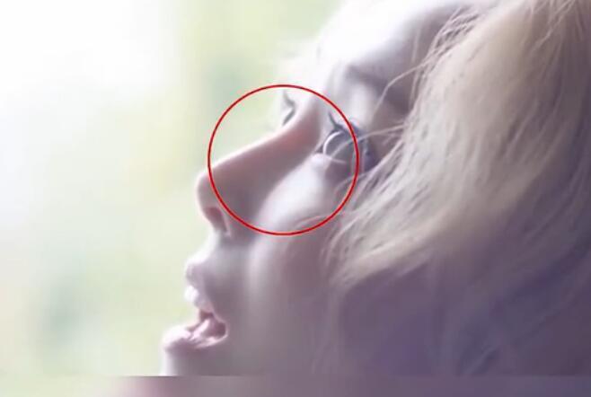 有眼尖的网友发行,她在mv中鼻子的山根部分竟能看到明显的透光痕迹.