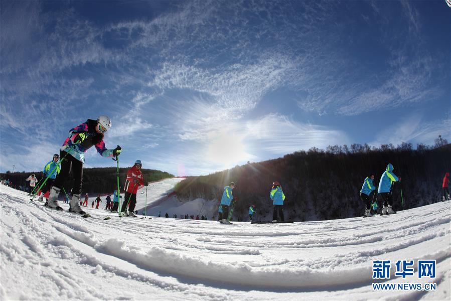 蓝天白云下的滑雪场(组图)