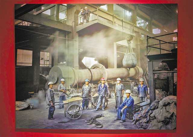 【文化 图文】重庆美术馆举行摄影作品展 展现老工业基地历史画面