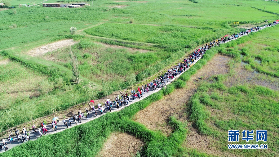 航拍“丝路古城”千人徒步穿越甘肃张掖黑河湿地