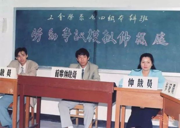 if(/(iPhone|iPad|iPod|iOS)/i.test(navigator.userAgent)){
                            document.write("<span class='rich_media_title_ios'>新时代 去奋斗——中南海回信的“劳模班”</span>");
                        }else{
                            document.write("新时代 去奋斗——中南海回信的“劳模班”");
                        }