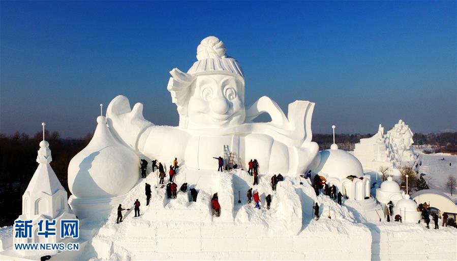 34米高大雪人"破壳"而出(组图)