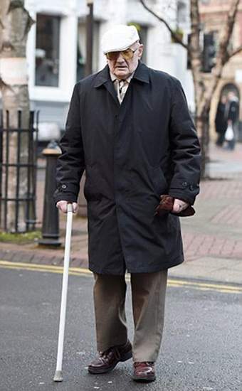 新闻 滚动 >>正文  原标题:英国百岁老人因数十年前性侵儿童被定罪