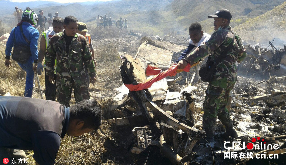 印尼一架运输机坠毁机上13人全部遇难组图